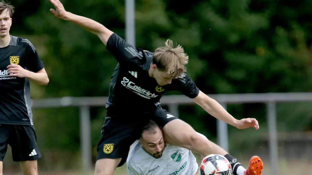 Affalterbach, DEU, 28.08.2025.
Fussball TSV Affalterbach vs GSV Pleidelsheim II .
Colin Zagatta (Pleidelsh, oben), Antonio La Macchia (Affalterb) .
Foto: Ralf Poller/Avanti .