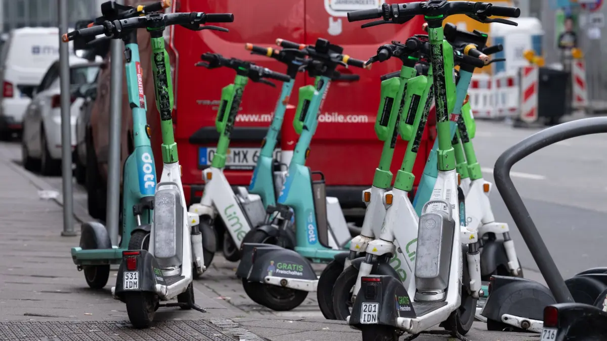 E-Scooter: ARCHIV - 26.02.2026, Hessen, Frankfurt/Main: Abgestellte E-Scooter in der Innenstadt von Frankfurt. Unkontrolliert und außerhalb der vorgesehenen Parkzonen abgestellte Scooter sorgen immer wieder für Probleme. (zu dpa: «Hamburg setzt auf digitale Parkzonen für E-Scooter») Foto: Boris Roessler/dpa +++ dpa-Bildfunk +++