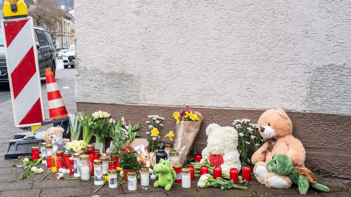 Nach tödlichem Unfall in Schramberg: 26.03.2026, Baden-Württemberg, Schramberg: Blumen, Kerzen und Kuscheltiere liegen an der Unglücksstelle in Schramberg. Am Mittwochvormittag hat ein Lastwagenfahrer laut der Polizei «mutmaßlich durch eine medizinische Ursache» die Kontrolle über sein Fahrzeug verloren und hat dabei eine junge Mutter und ihr Kleinkind getötet. Foto: Silas Stein/dpa +++ dpa-Bildfunk +++