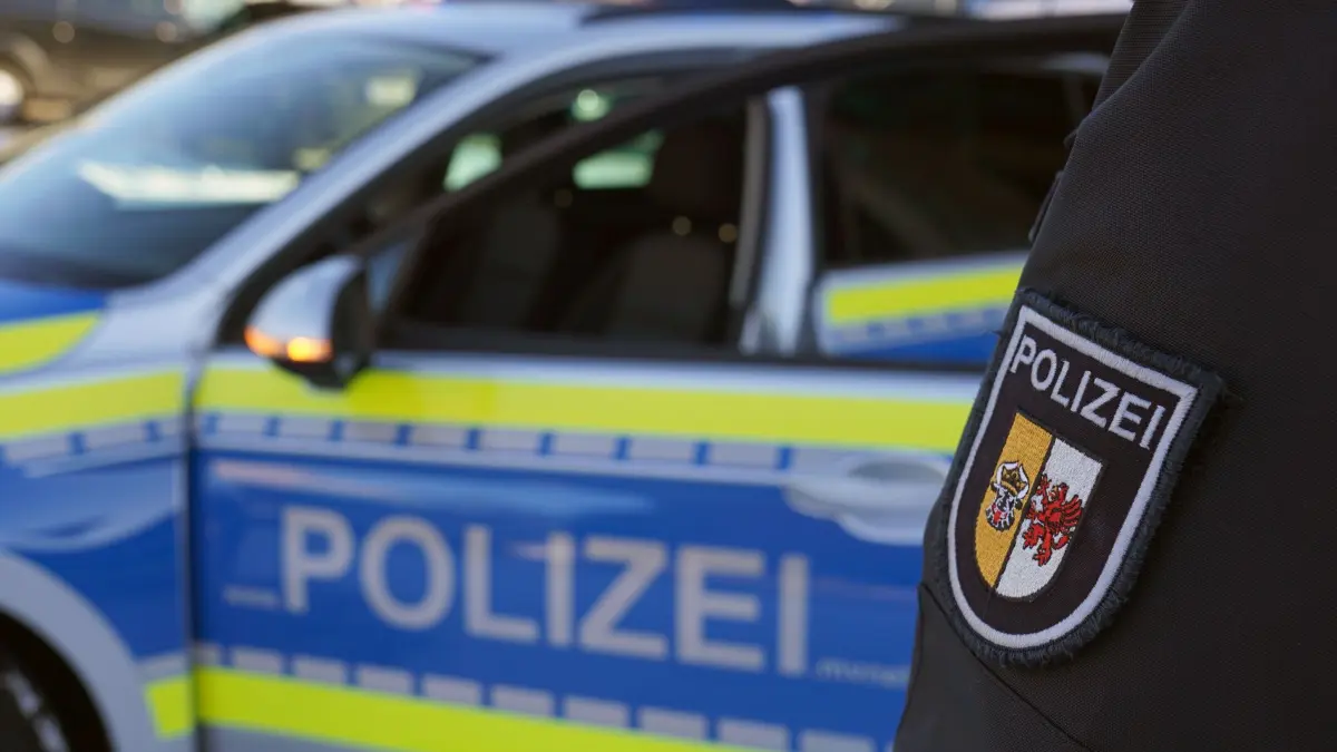 Streifenwagen der Polizei MV: ARCHIV - 18.01.2024, Mecklenburg-Vorpommern, Schwerin: Ein Polizist steht vor einem Polizeiwagen der Polizei Mecklenburg-Vorpommern. (zu dpa: «Mann wird bei Autokauf um Zehntausende Euro betrogen») Foto: Marcus Brandt/dpa +++ dpa-Bildfunk +++