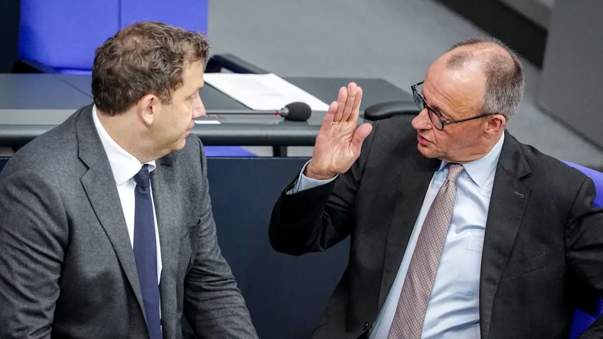 Bundestag: 26.03.2026, Berlin: Bundeskanzler Friedrich Merz (r,CDU) und Lars Klingbeil (SPD), Bundesminister der Finanzen, Vizekanzler und SPD-Bundesvorsitzender, nehmen an der Sitzung des Bundestags teil. Thema sind Beratungen zum Spritpreis-Paket. Foto: Kay Nietfeld/dpa +++ dpa-Bildfunk +++