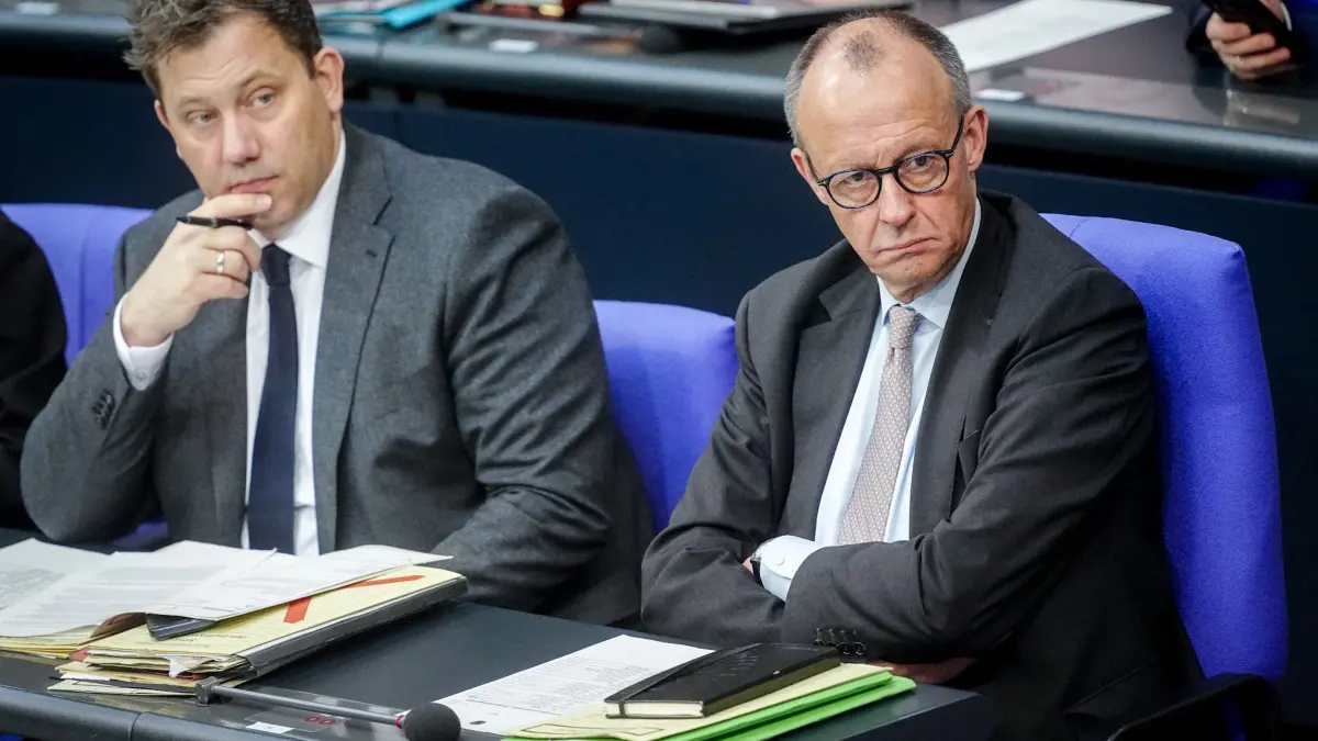 Bundestag: 26.03.2026, Berlin: Bundeskanzler Friedrich Merz (r,CDU) und Lars Klingbeil (SPD), Bundesminister der Finanzen, Vizekanzler und SPD-Bundesvorsitzender, nehmen an der Sitzung des Bundestags teil. Thema sind Beratunges zum Spritpreis-Paket. Foto: Kay Nietfeld/dpa +++ dpa-Bildfunk +++