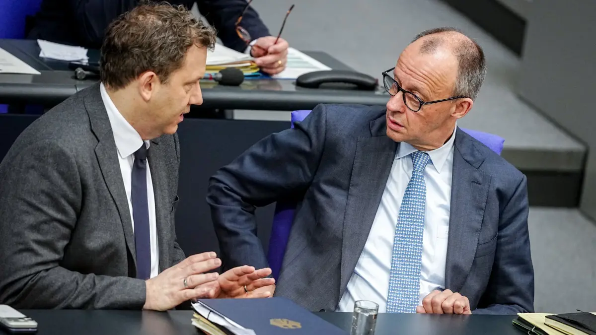 Bundestag: 27.03.2026, Berlin: Bundeskanzler Friedrich Merz (r, CDU) und Lars Klingbeil (SPD), Bundesminister der Finanzen, Vizekanzler und SPD-Bundesvorsitzender, nehmen an der Sitzung des Bundestags zum Altersversorgereformgesetz teil. Foto: Kay Nietfeld/dpa +++ dpa-Bildfunk +++