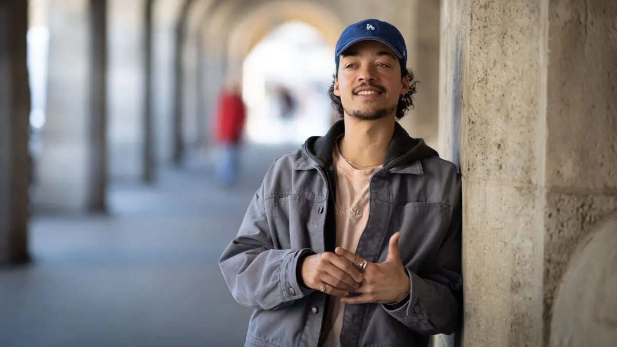 #pop #konzert #show *Aurel Mertz* ist Dienstag und Mittwoch bei zwei unterschiedlichen Veranstaltungen in Stuttgart zu Gast. Wir treffen ihn dazwischen und reden mit ihm über Brezeln, Katzen, Männer und Stuttgart