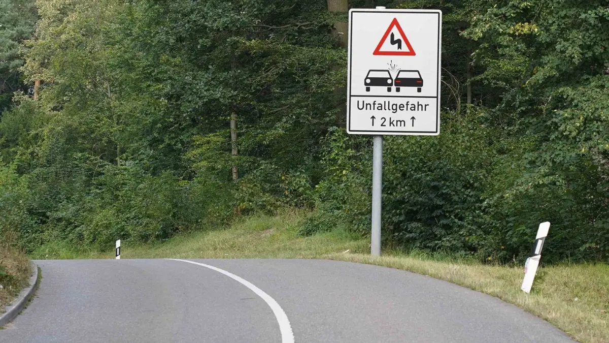 Stuttgart Weilimdorf Schwerer Unfall Bergheimer Steige ueberschlag und in den Wald gelandet vollsperrung. Foto Andreas Rosar Fotoagentur-Stuttgart 03.09.2024
