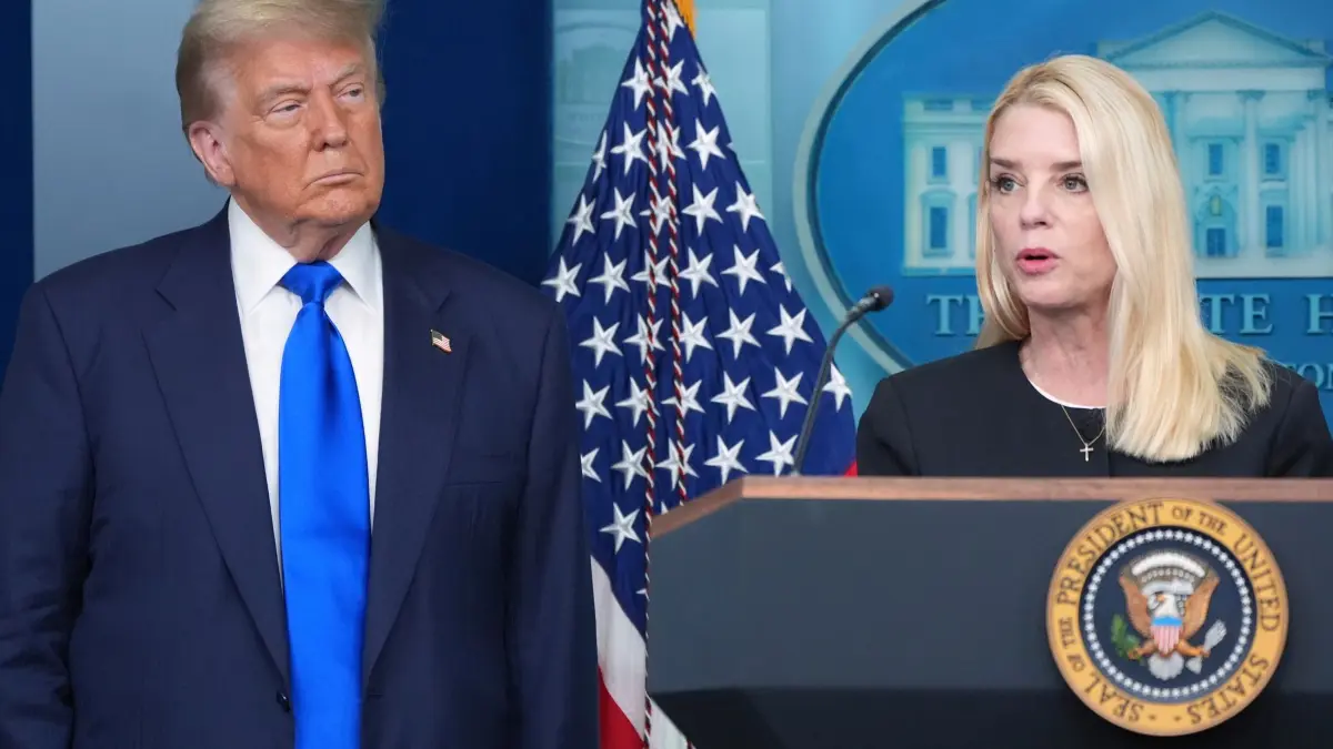 Trump setzt US-Justizministerin Bondi ab: ARCHIV - 27.06.2025, USA, Washington: US-Justizministerin Pam Bondi spricht zu Reportern, während US-Präsident Donald Trump zuhört im Besprechungsraum des Weißen Hauses in Washington. Trump setzt seine Justizministerin Bondi ab. Foto: Jacquelyn Martin/AP/dpa +++ dpa-Bildfunk +++