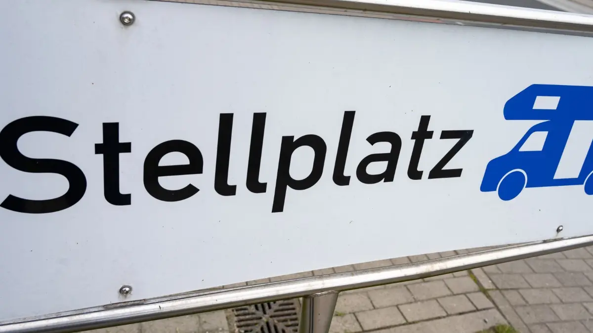 Campingplatz-Betreiber blicken auf Ostern: ARCHIV - 02.06.2022, Mecklenburg-Vorpommern, Stralsund: Ein Hinweisschild für Wohnmobile steht mit dem Schriftzug „Stellplatz“ an einem Wohnmobilcampingplatz in Stralsund. (zu dpa: «Campingsaison vor dem Start - Viele Spontanreisende erwartet») Foto: Stefan Sauer/dpa +++ dpa-Bildfunk +++