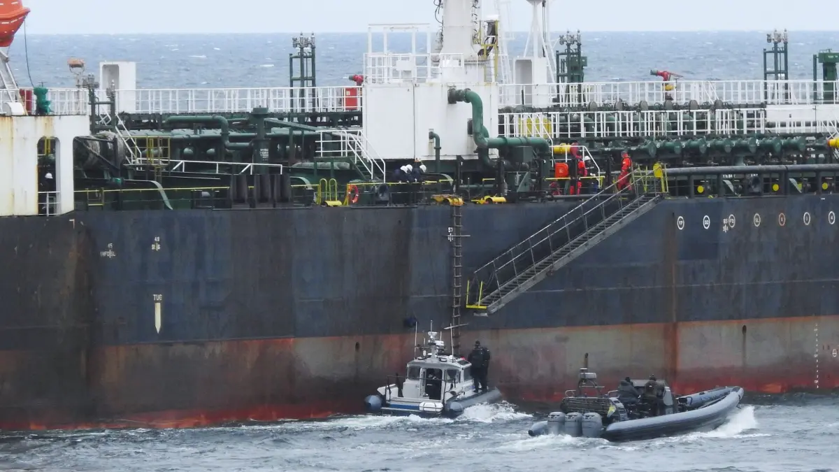 Schwedische Küstenwache durchsucht Tanker: HANDOUT - 03.04.2026, Schweden, ---: Die schwedische Küstenwache durchsucht einen Tanker in der Ostsee. Die «Flora 1» gehört mutmaßlich der russischen Schattenflotte an und steht auf der Sanktionsliste der Europäischen Union. Die Besatzung steht im Verdacht, für eine großflächige Mineralölverschmutzung in der Ostsee östlich von Gotland verantwortlich zu sein. Foto: -/Swedish Coast Guard/dpa - ACHTUNG: Nur zur redaktionellen Verwendung und nur mit vollständiger Nennung des vorstehenden Credits +++ dpa-Bildfunk +++