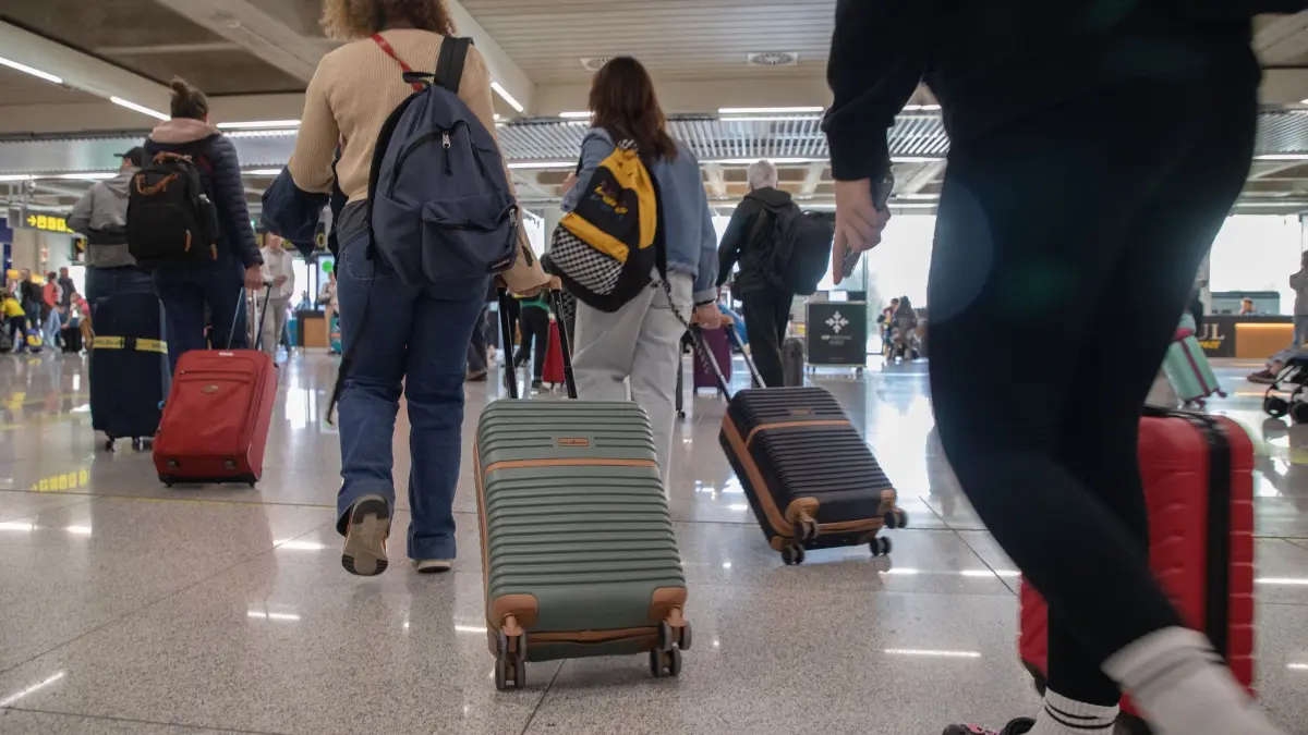 Flughafen Palma de Mallorca: 03.04.2026, Spanien, Palma: Passagiere sind auf dem Flughafen Palma de Mallorca unterwegs. Zahlreiche Touristen verbringen den Osterurlaub auf der Urlaubsinsel. Foto: Clara Margais/dpa +++ dpa-Bildfunk +++