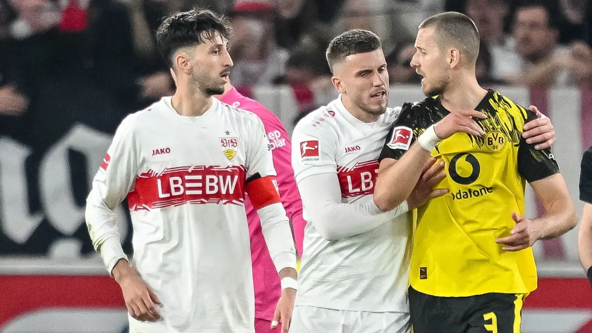 VfB Stuttgart - Borussia Dortmund: 04.04.2026, Baden-Württemberg, Stuttgart: Fußball, Männer: Bundesliga, VfB Stuttgart - Borussia Dortmund, 28. Spieltag, MHPArena. Atakan Karazor (l-r, VfB Stuttgart), Ermedin Demirović (VfB Stuttgart) und Waldemar Anton (Borussia Dortmund) im kleinen Gerangel. Foto: Harry Langer/dpa - WICHTIGER HINWEIS: Gemäß den Vorgaben der DFL Deutsche Fußball Liga bzw. des DFB Deutscher Fußball-Bund ist es untersagt, in dem Stadion und/oder vom Spiel angefertigte Fotoaufnahmen in Form von Sequenzbildern und/oder videoähnlichen Fotostrecken zu verwerten bzw. verwerten zu lassen. +++ dpa-Bildfunk +++