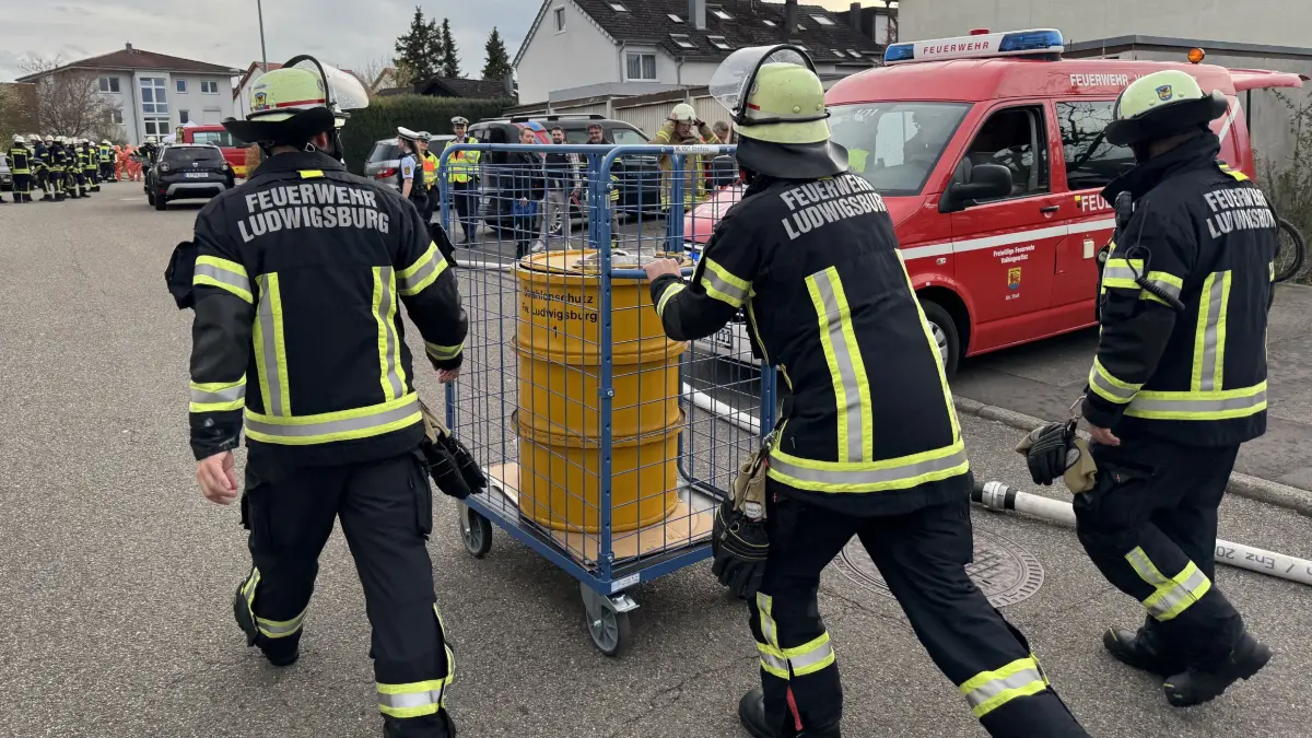 Vaihingen: Bei Ostereier suche ein Behaeltnis mit Polonium gefundenen : Am Ostersonntag nachmittag wurde in Vaihingen an der Enz beim Ostereier suchen. In einem Privatgarten ein Behaeltnis gefunden. Auf diesem Stand Polonium, Polonium ist ein Strahlenstoff. Die daraufhin alarmierten Kraefte der Feuerwehr aus dem gesamten Landkreis Ludwigsburg sperrten den Bereich zusammen mit der Polizei grossraeumig ab. Die Bewohner des Hauses wurden daraufhin von der Feuerwehr unter dem Einsatz von Gefahrstoff Anzuegen mit modernen Messgeraeten auf Strahlung untersucht. Bei keinem der Bewohner konnte eine erhoehte Strahlenkonzentration festgestellt werden. Auch vom Behaeltnis selber ging kein erhoehter Wert aus. Weitere Untersuchungen stehen in den naechsten Tagen an, ob im Behaeltnis noch Reste des Stoffes Polonium nachzuweisen sind oder ob dieses schon leer war. Die Feuerwehr aus Vaihingen Enz sowie etliche Feuerwehren aus dem Kreis Ludwigsburg waren mit 41 Fahrzeugen 138 Einsatzkraeften im Einsatz, hierzu kamen eine Fachberaterin atomare Strahlung aus dem Landkreis Heilbronn. Der Rettungsdienst war mit vier Fahrzeugen und acht Einsatzkraeften im Einsatz sowie die Polizei mit 18 Kraeften und acht Autos im Einsatz machen. Bei dem Einsatz wurde keine Person verletzt. Der Einsatz war gegen 20:00 Uhr beendet.
