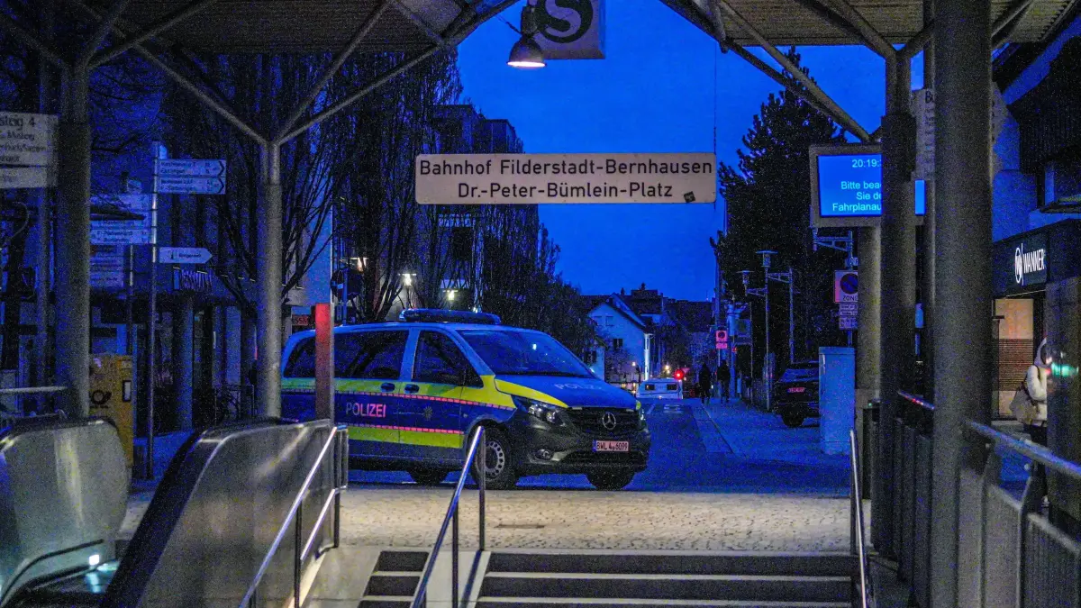 Filderstadt: Polizeieinsatz am Bahnhof - Zeugen Sprechen von einem Messerangriff - Naeheres nicht bekannt: Am Bahnhof Filderstadt-Bernhausen laeuft derzeit ein groesserer Polizeieinsatz. Der obere Bereich des Bahnhofs ist abgesperrt, waehrend Polizei und Kriminalpolizei vor Ort arbeiten und Spuren sichern. Nach Angaben von Zeugen soll es zu einem Messerangriff gekommen sein, bestaetigte Informationen dazu gibt es bislang jedoch nicht. Ein Zeuge berichtete zudem, dass ploetzlich sehr viele Polizeikraefte sowie mehrere Krankenwagen vor Ort eingetroffen seien. Offizielle Stellen aeussern sich derzeit nicht zu dem Vorfall, und auch das Pressetelefon ist aktuell nicht erreichbar. Die Lage bleibt unklar, waehrend die Ermittlungen weiter andauern.<br />
<br />