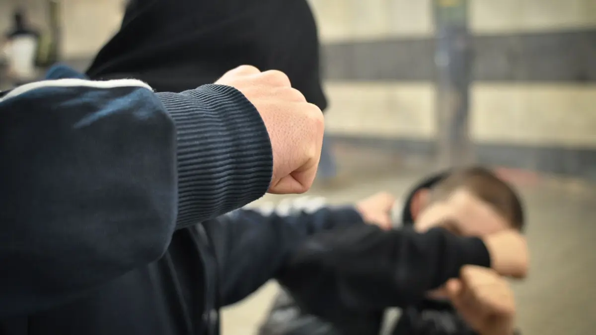 3000|2000|F|Symbolbild Jugendgewalt Jugendkriminalität Überfall Schlägerei gestellte Szene Faust Prügelei Gangster aufgenommen an der S-Bahn-Station Hauptbahnhof