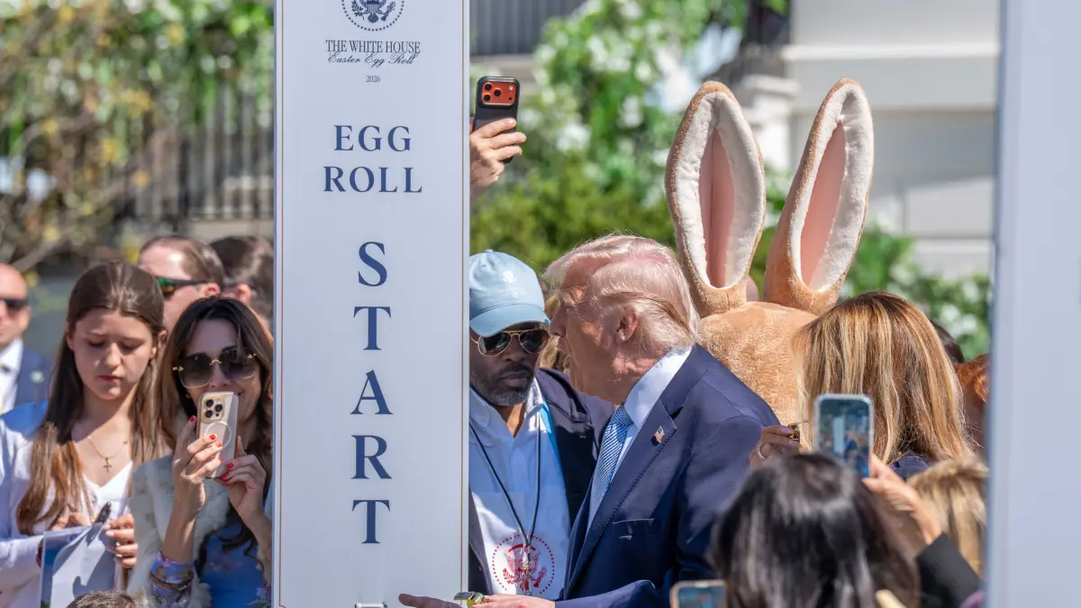 Donald und Melania Trump beim Easter Egg Roll am Weißen Haus: April 6, 2026, Washington, District Of Columbia, USA: President DONALD TRUMP blows a whistle to start an egg roll at the white house easter egg roll (Credit Image: Joey Sussman/ZUMA Press Wire)