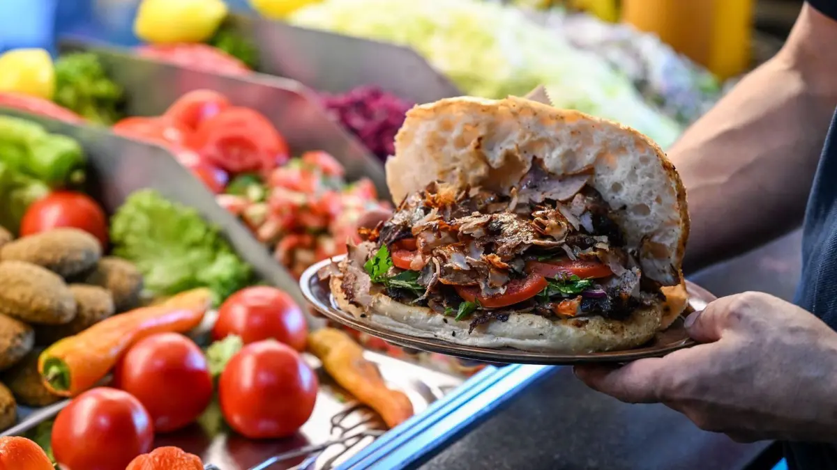 Ein Döner in einem Berliner Imbiss. (zu dpa: «Trotz hoher Preise: Döner bleibt bei Kunden gefragt»)