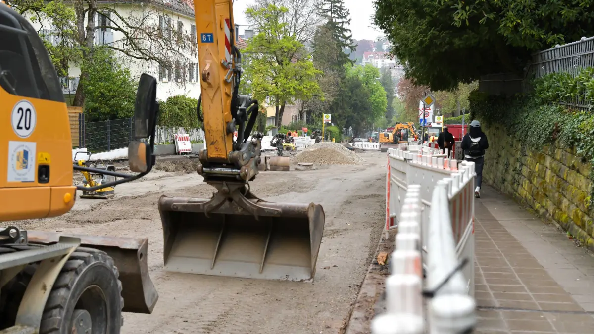 Baustelle, Herdweg: Stuttgart, Herdweg Baustelle,
Kann oder will die Stadt nicht auf Bedürfnisse von Geschäften während Straßenbauarbeiten eingehen? Drei Geschäfte und Praxen am Herdweg in Stuttgart-Nord beklagen durch die Straßenbaustelle vor der eigenen Türe einen finanziellen Schaden. Anfragen an die Stadt für Gespräche hinsichtlich einer Verbesserung laufen ins Leere. Das gleiche Problem gibt es auch in der Amstetter Straße in Hedelfingen.
Im Bild: Dr. Katharina Mayer-Eichberger und Zilia Cherkassy(rechts)