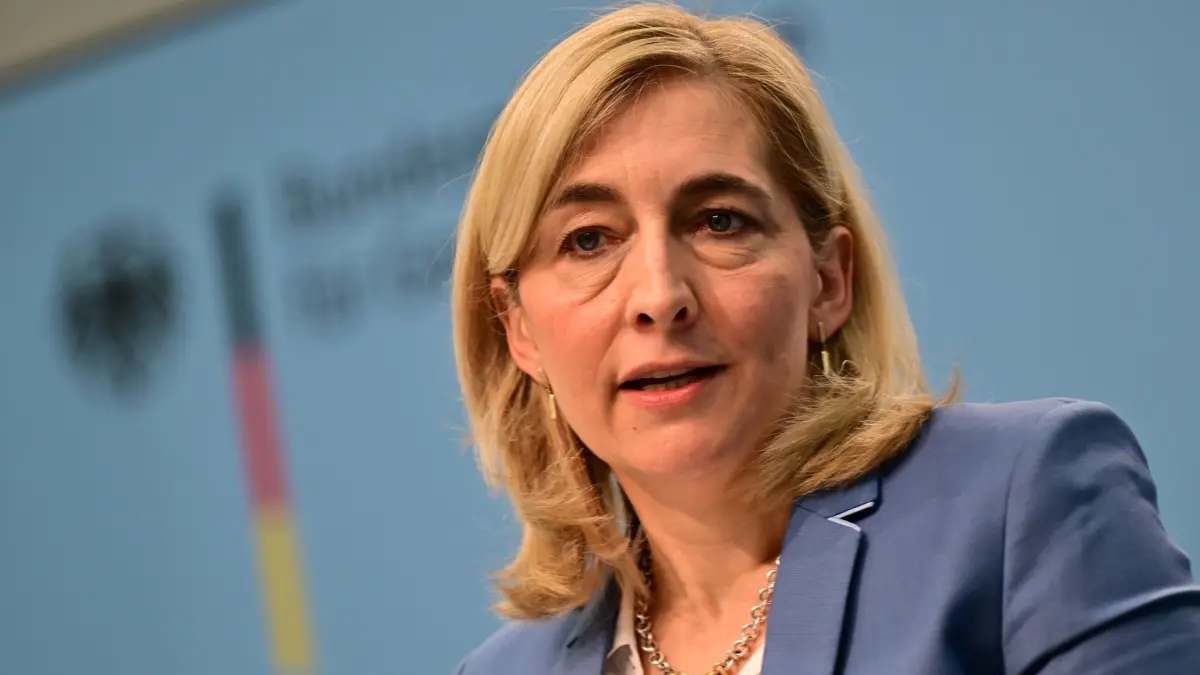 Ministerin Warken zur Finanzreform der gesetzlichen Krankenkasse: 14.04.2026, Berlin: Nina Warken (CDU), Bundesministerin für Gesundheit, spricht während einer Pressekonferenz zur geplanten Finanzreform für die gesetzliche Krankenkasse (GKV). (zu dpa: «Warnungen vor übermäßigen Sparbeiträgen von Patienten») Foto: Sebastian Gollnow/dpa +++ dpa-Bildfunk +++