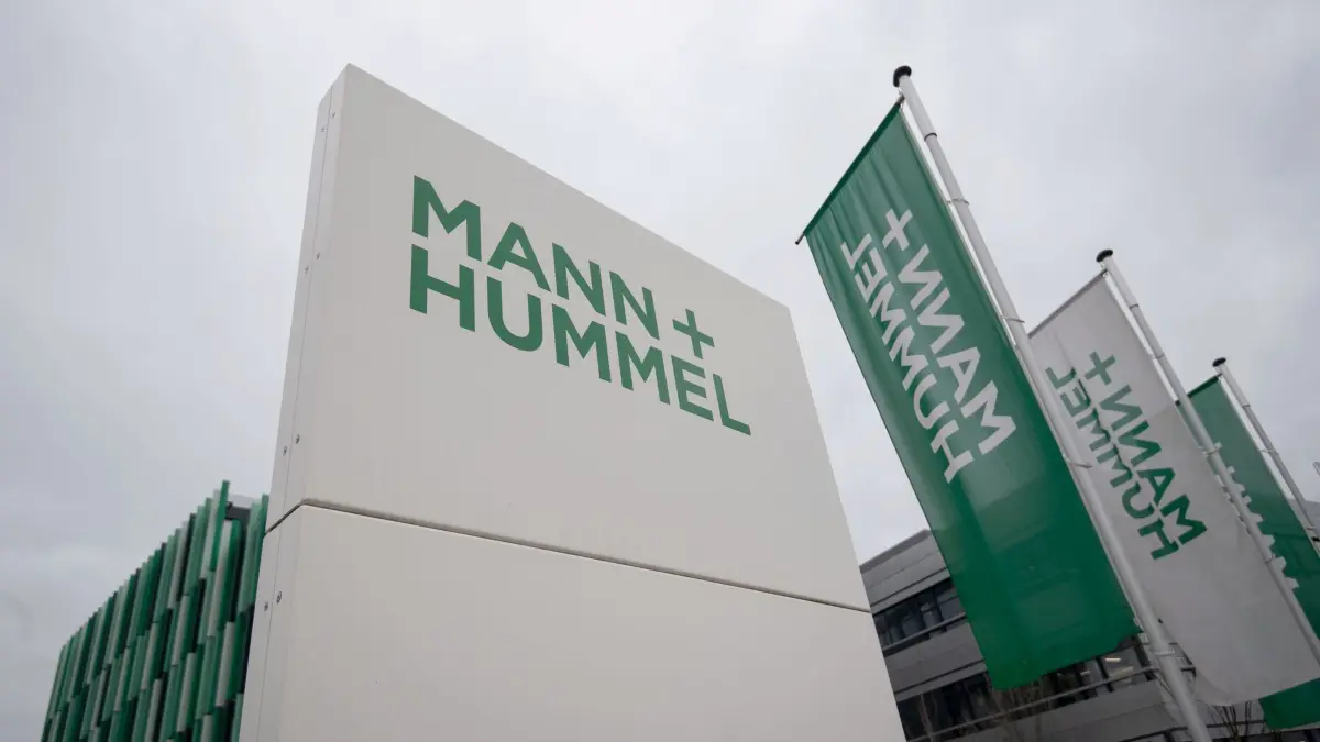 Mann+Hummel: ARCHIV - 07.02.2019, Baden-Württemberg, Ludwigsburg: Ein Schild weist auf die Unternehmenszentrale des Filterspezialisten Mann+Hummel hin. (zu dpa: ««Harter Schlag für Speyer» - Mann+Hummel will Werk schließen») Foto: Marijan Murat/dpa +++ dpa-Bildfunk +++