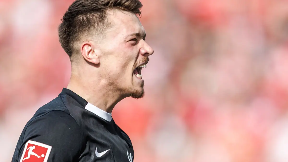 1. FC Union Berlin - VfL Wolfsburg: 18.04.2026, Berlin: Fußball, Männer: Bundesliga, 1. FC Union Berlin - VfL Wolfsburg, 30. Spieltag, An der Alten Försterei. Dzenan Pejcinovic (VfL Wolfsburg) bejubelt sein Tor zum 2:0. Foto: Andreas Gora/dpa - WICHTIGER HINWEIS: Gemäß den Vorgaben der DFL Deutsche Fußball Liga bzw. des DFB Deutscher Fußball-Bund ist es untersagt, in dem Stadion und/oder vom Spiel angefertigte Fotoaufnahmen in Form von Sequenzbildern und/oder videoähnlichen Fotostrecken zu verwerten bzw. verwerten zu lassen. +++ dpa-Bildfunk +++