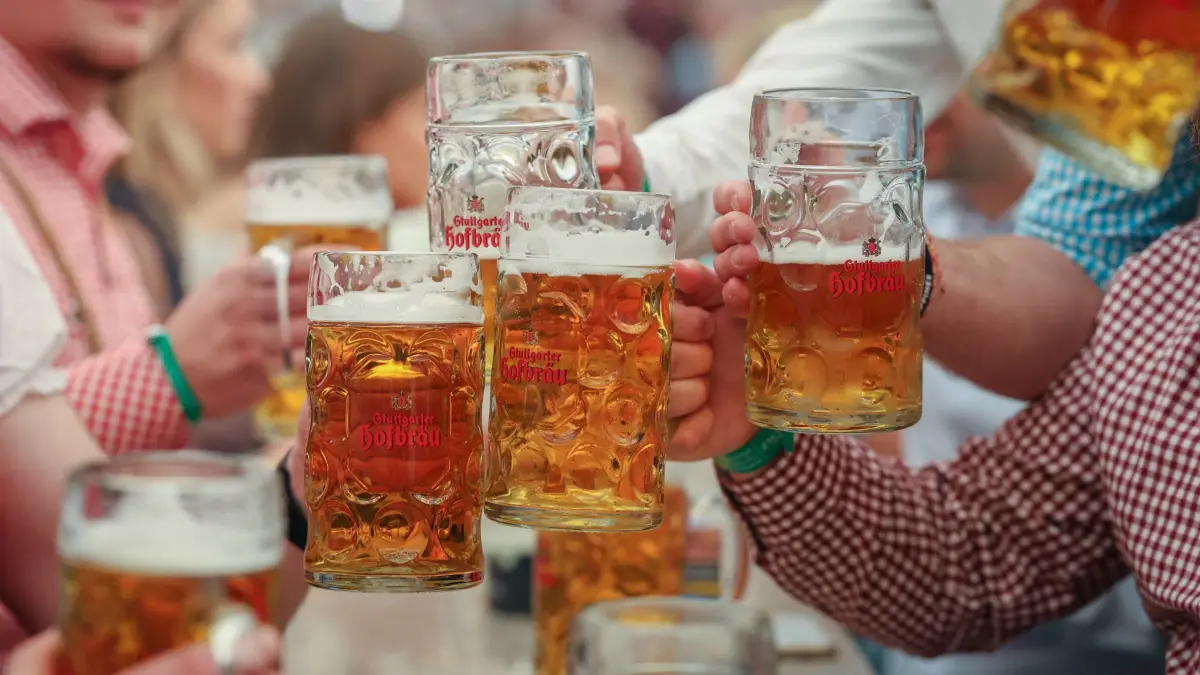 Auftakt 86. Stuttgarter Frühlingsfest: 18.04.2026, Baden-Württemberg, Stuttgart: Eine Gruppe Männer stößt zum Auftakt des 86. Stuttgarter Frühlingsfests in einem Bierzelt mit ihren Bierkrügen an. Im Frühling startet die baden-württembergische Landeshauptstadt traditionell auf dem Cannstatter Wasen in die Festsaison. Foto: Christoph Schmidt/dpa +++ dpa-Bildfunk +++