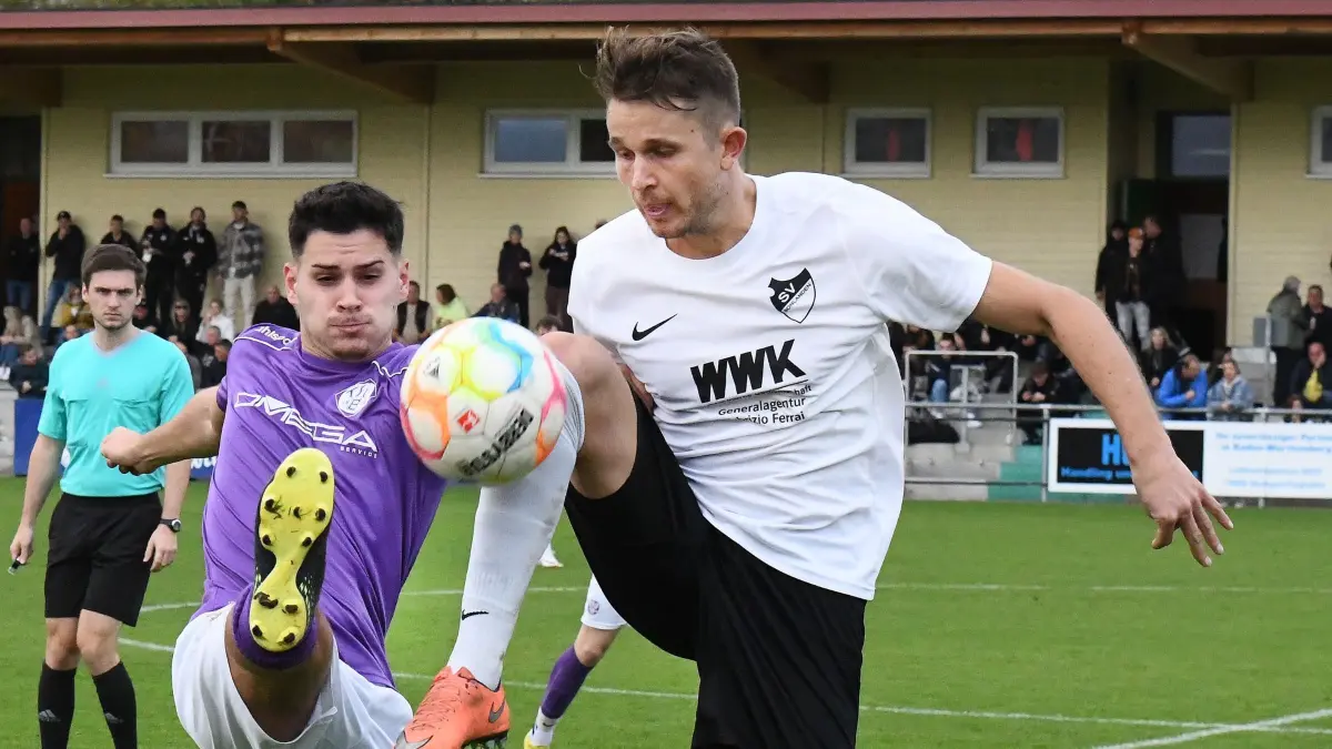 Fußball, Fussball, Bezirksliga, SV Bonlanden - TSV Bernhausen Nr.14 (Bo): Jonathan Baur - weiss/schwarz Nr.26 (Be): Julijan Milos - violett/weiss Fotograf: Günter E. Bergmann - Photography Aufnahmedatum: 29.10.2023
