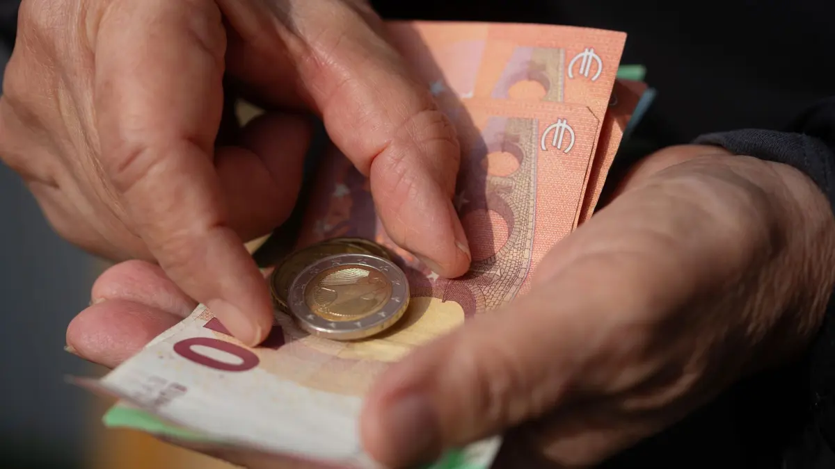Rente: ILLUSTRATION - 24.03.2026, Berlin: Eine Seniorin hält Euro-Banknoten und Münzen in der Hand. (zu dpa: «Renten in Europa: Haben unsere Nachbarn im Alter mehr Geld?») Foto: Fernando Gutierrez-Juarez/dpa +++ dpa-Bildfunk +++