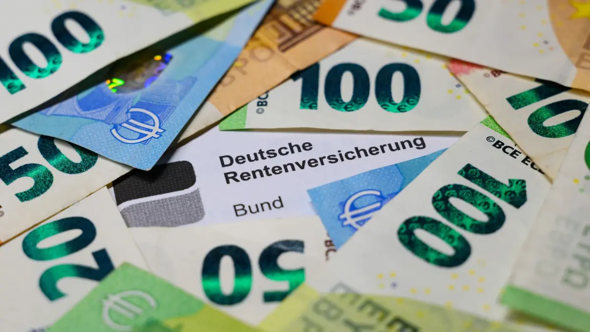 Rente: ILLUSTRATION - 27.11.2025, Brandenburg, Sieversdorf: Euroscheine liegen auf einem Schreiben der Deutschen Rentenversicherung. (zu dpa: «Renten in Europa: Haben unsere Nachbarn im Alter mehr Geld?») Foto: Patrick Pleul/dpa +++ dpa-Bildfunk +++