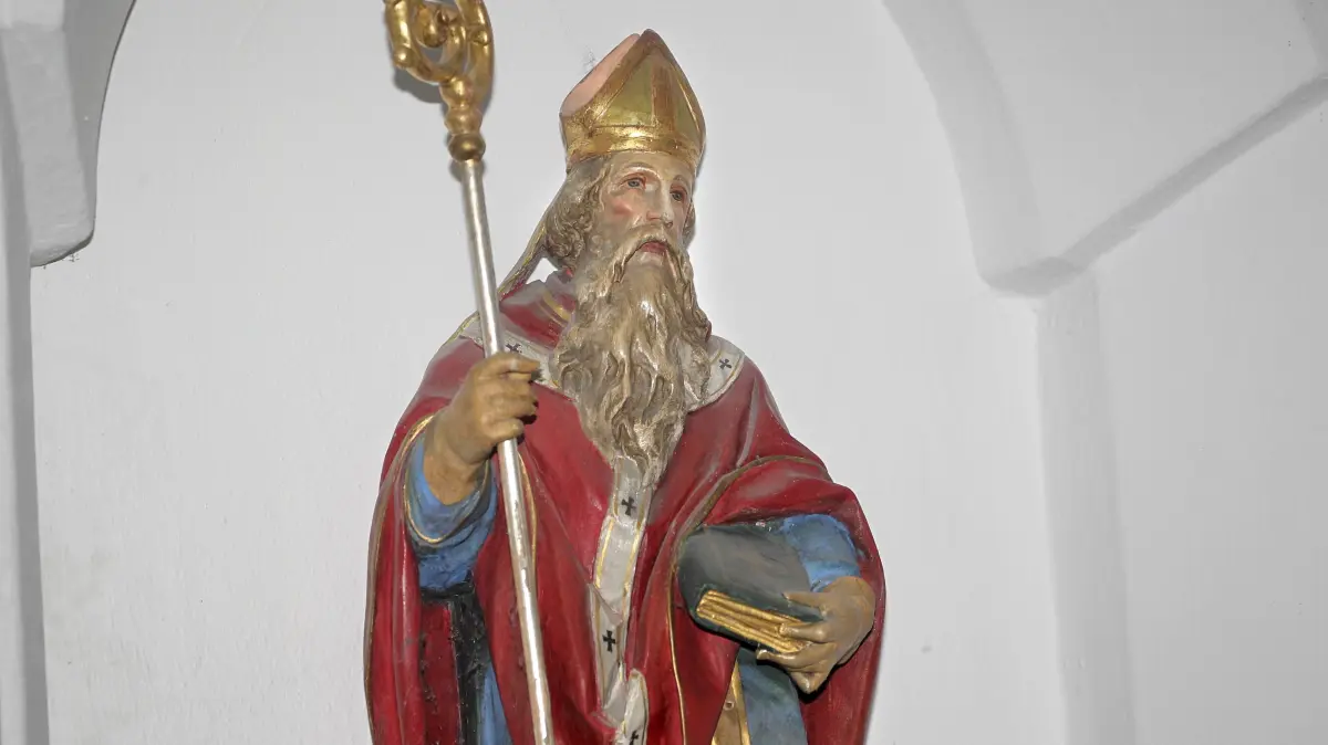 Die „Eisheiligen“: Geschichten von Kaelte, Mord und Verfolgung: Figur des St. Servatius in einer Nische im Eingangsbereich des Augsburger Seniorenheims Servatiusstift (Archivfoto). Sie stehen fuer ein Wetterphaenomen, das seit Jahrhunderten im Kalender von Bauern und Gaertnern eine Rolle spielt: die "Eisheiligen". Aber was steckt meteorologisch hinter den kalten Tagen im Mai? Und wer waren die "Eisheiligen"? Ihre Namen finden sich allesamt im oekumenischen Heiligenkalender. Gemeint sind Mamertus, Pankratius, Servatius, Bonifatius und dazu noch die kalte Sophie. Sie stehen fuer die Tage vom 11. bis 15. Mai. (Siehe epd-Feature vom 27.04.2026) *** Local Caption *** 00308973