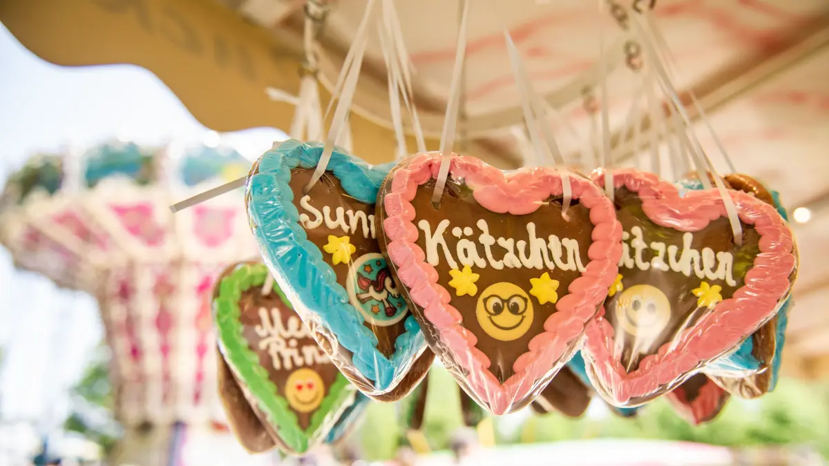 Klassiker: Lebkuchenherz
Neue Pfingsttage mit Street Food Festival und Vergnuegungspark , Festwiese vor der Fronaeckerschule, Ehningen am 28.05.2023, GER, BBKZ
Foto: Eibner/Sandy Dinkelacker