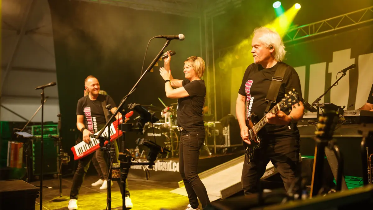 Am Samstagabend sorgt die Party-Band "Hautnah" für ausgelassene Stimmung beim Pfinstfest in Ehniin