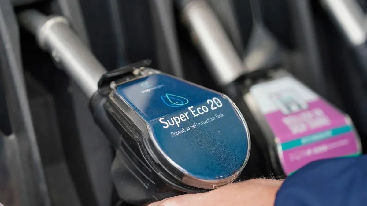 Zapfhahn mit der Aufschrift „Super Eco 20“ in Mannheim: ARCHIV - Benzin mit 20 Prozent Ethanolbeigabe: Noch ist diese E20-Zapfsäule in Mannheim nur für bestimmte Firmenflotten zugänglich, nicht für die breite Öffentlichkeit. (zu dpa: «Autoclub sagt: Keine Angst vor E20-Kraftstoff») Foto: Uwe Anspach/dpa/dpa-tmn - Honorarfrei nur für Bezieher des dpa-Themendienstes +++ dpa-Themendienst +++