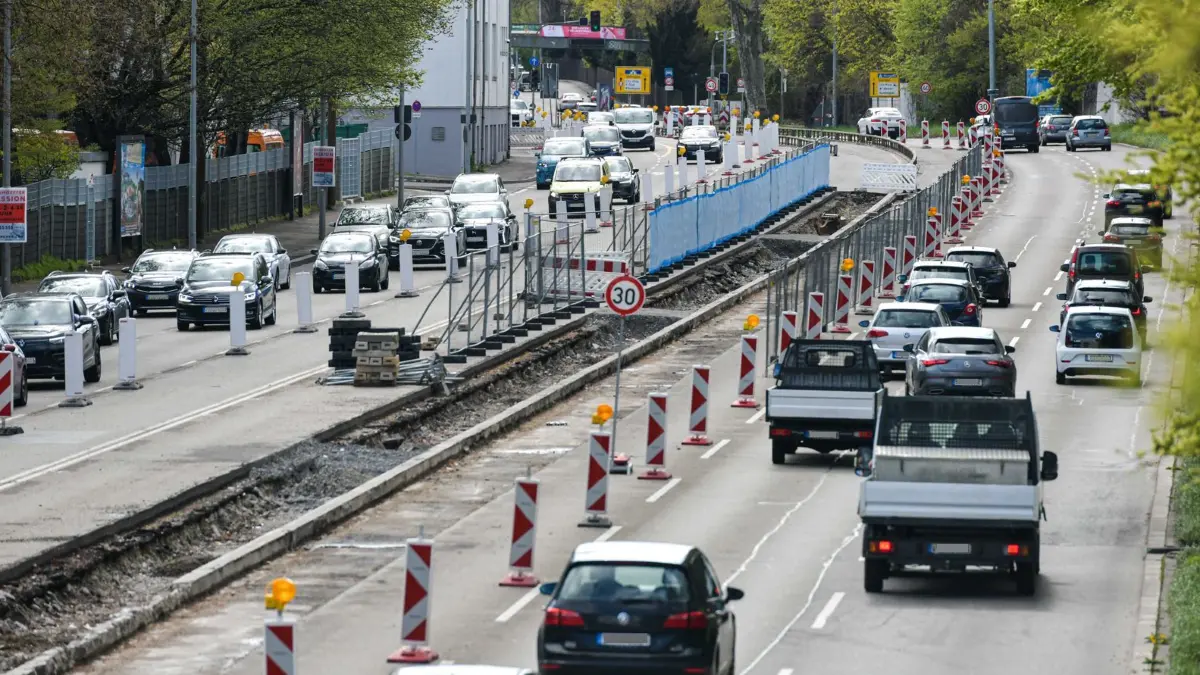 Stuttgart, Asbestfund am Nesenbachkanal unter der Cannstatter Straße/B14. Der Giftstoff könnte die auf fünf Jahre geplante und mehr als 100 Millionen Euro teure Sanierung noch einmal verlängern und verteuern.