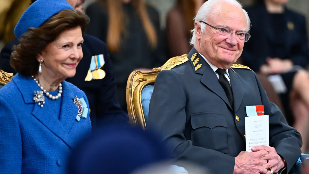 Schwedens König Carl XVI. Gustaf wird 80: 30.04.2026, Schweden, Stockholm: Schwedens König Carl XVI. Gustaf und Königin Silvia nehmen am Te Deum-Gottesdienst in der königlichen Kapelle anlässlich des 80. Geburtstags von König Carl Gustaf teil. Foto: Anders Wiklund/TT News Agency/AP/dpa +++ dpa-Bildfunk +++