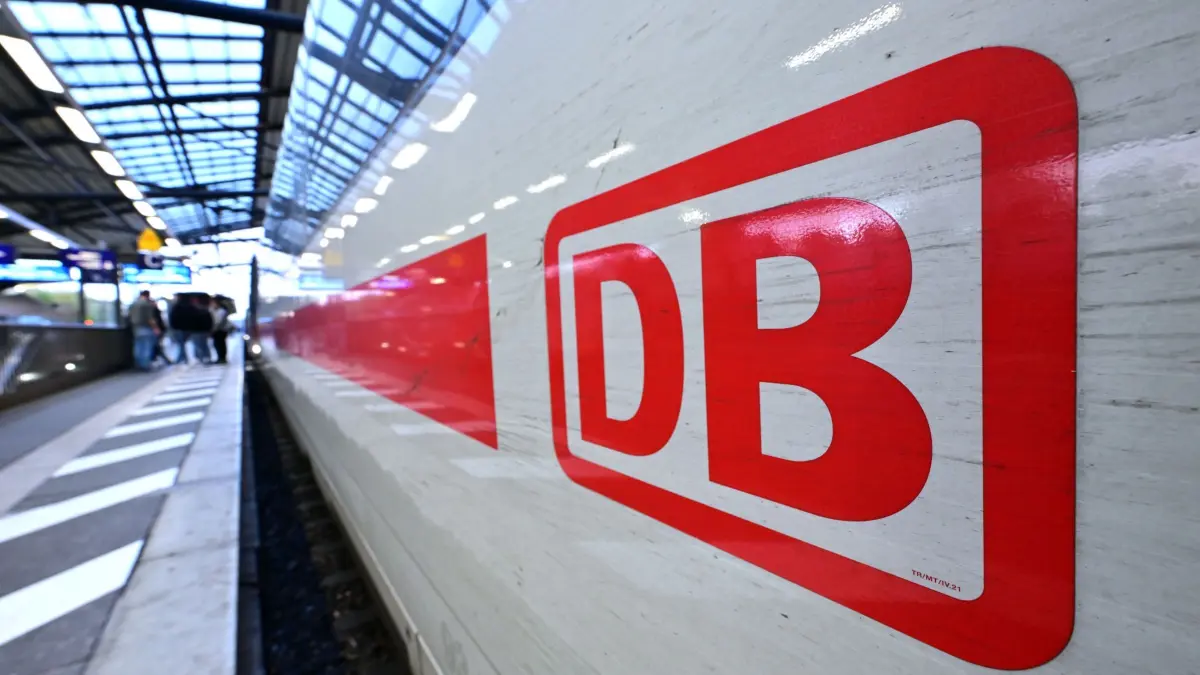 ICE der Deutschen Bahn: ARCHIV - 16.11.2023, Thüringen, Erfurt: DB-Logo an einem ICE im Erfurter Hauptbahnhof. (zu dpa: «Mensch im Gleis legt ICE-Strecke lahm – Polizei sucht Zeugen») Foto: Martin Schutt/dpa +++ dpa-Bildfunk +++