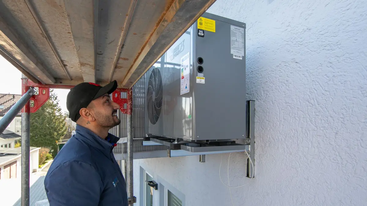 #etagen-wärmepumpe #heizen #heatpump23 In Stuttgart-Sillenbuch wird "die erste" Etagen-Wärmepumpe installiert und wir sind dabei mit Frederik Janzen Geüne Jacke und Jürgen Lang Weste FOTO LICHTGUT/CHRISTIAN HASS