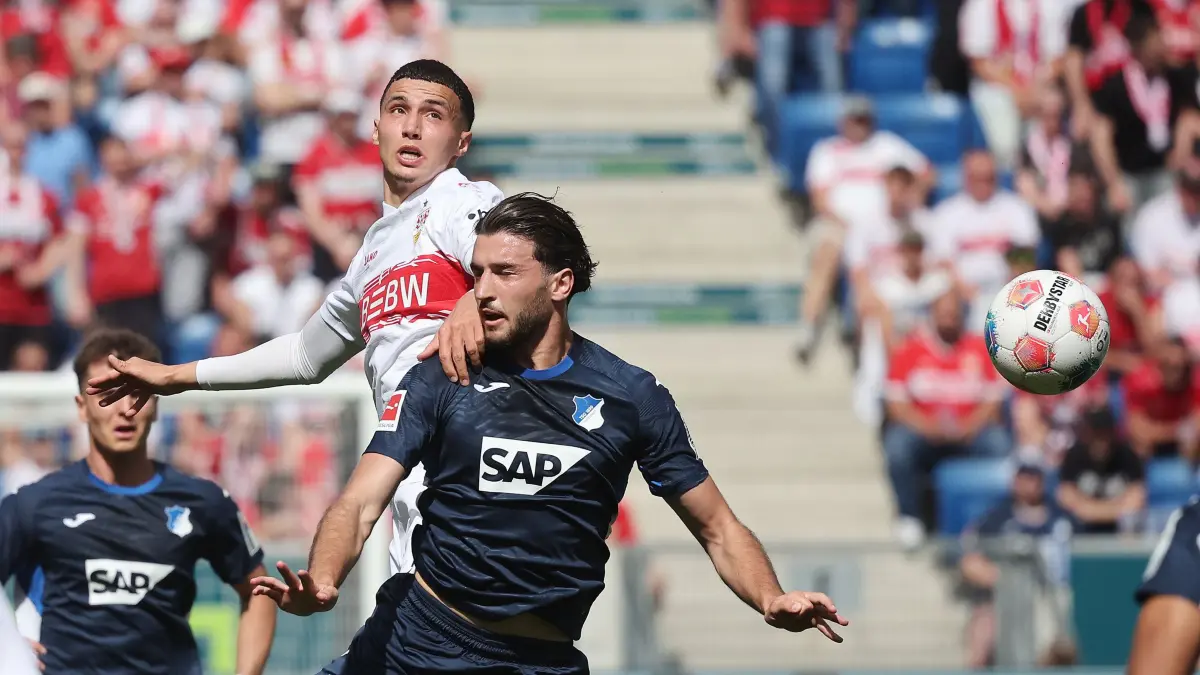 Fußball TSG 1899 Hoffenheim vs. VfB Stuttgart : BAU // Sinsheim , Fußball Bundesliga TSG 1899 Hoffenheim vs. VfB Stuttgart , von links: Bilal El Khannouss ( VfB ) /Fisnik Asllani ( Hoff )