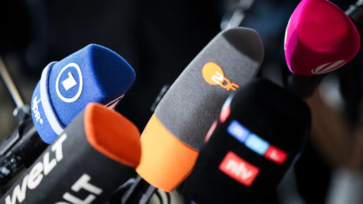 Mikrofone bei Medienstatement im Gerichtsgebäude: ARCHIV - 10.12.2025, Hamburg: Mikrofone verschiedener Medien sind bei einem Statement wärend eines weiteren Verhandlungstags im Prozess wegen mutmaßlicher Kindesentführung im Landgericht Hamburg zu sehen. (zu dpa: «Nachrichtenmüdigkeit: Wie Medien nach Lösungen suchen») Foto: Christian Charisius/dpa +++ dpa-Bildfunk +++