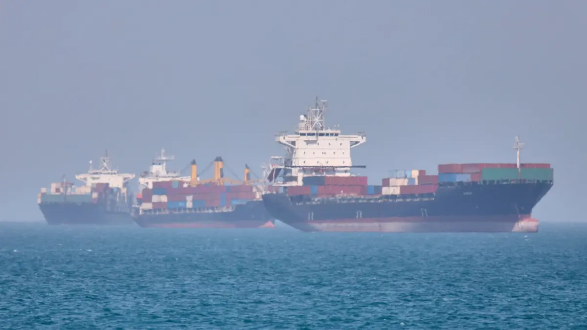Straße von Hormus: 02.05.2026, Iran, Bandar Abbas: Containerschiffe liegen in der Straße von Hormuz vor Bandar Abbas, Iran, vor Anker. Foto: Amirhosein Khorgooi/ISNA/AP/dpa +++ dpa-Bildfunk +++