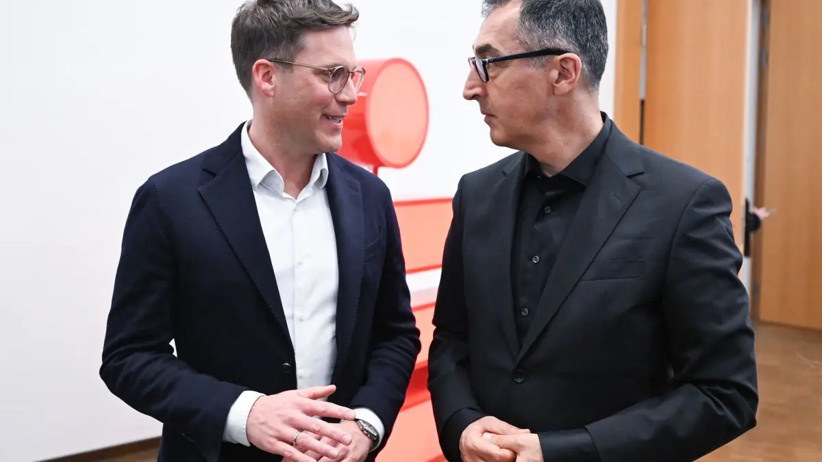Koalitionsverhandlungen zwischen Grünen und CDU: ARCHIV - 15.04.2026, Baden-Württemberg, Stuttgart: Die beiden Verhandlungsführer der Koalitionsverhandlungen in Baden-Württemberg, Manuel Hagel (l, CDU) und Cem Özdemir (r, Bündnis 90 / Die Grünen) gehen gemeinsam in der Sparkassenakademie in den Raum für die Koalitionsverhandlungen zwischen Grünen und CDU. (zu dpa: «Wann und wo der Koalitionsvertrag vorgestellt werden soll») Foto: Bernd Weißbrod/dpa +++ dpa-Bildfunk +++