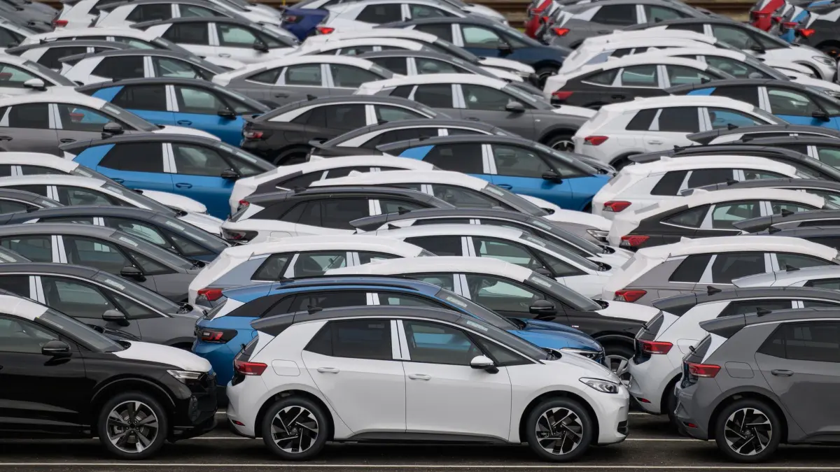 Volkswagen Sachsen: ILLUSTRATION - 10.12.2025, Sachsen, Zwickau: Neuwagen der Marken Volkswagen, Audi und Cupra stehen vor der Auslieferung auf einem Parkplatz im Werk von Volkswagen in Zwickau. In dem Fahrzeugwerk laufen ausschließlich vollelektrische Autos vom Band. (Symbolbild) (zu dpa: «Belegschaft «stinksauer» - VW schiebt Ost-Integration auf») Foto: Hendrik Schmidt/dpa +++ dpa-Bildfunk +++