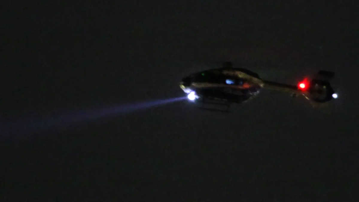 News Bilder des Tages Polizeihubschrauber in der Nacht Ein Polizeihubschrauber ist bei völliger Dunkelheit am Himmel auf der Suche nach einer Person. Essen Nordrhein-Westfalen Deutschland Ruhrtal *** Police helicopter in the night A police helicopter is in complete darkness in the sky looking for a person Essen North Rhine Westphalia Germany Ruhr Valley