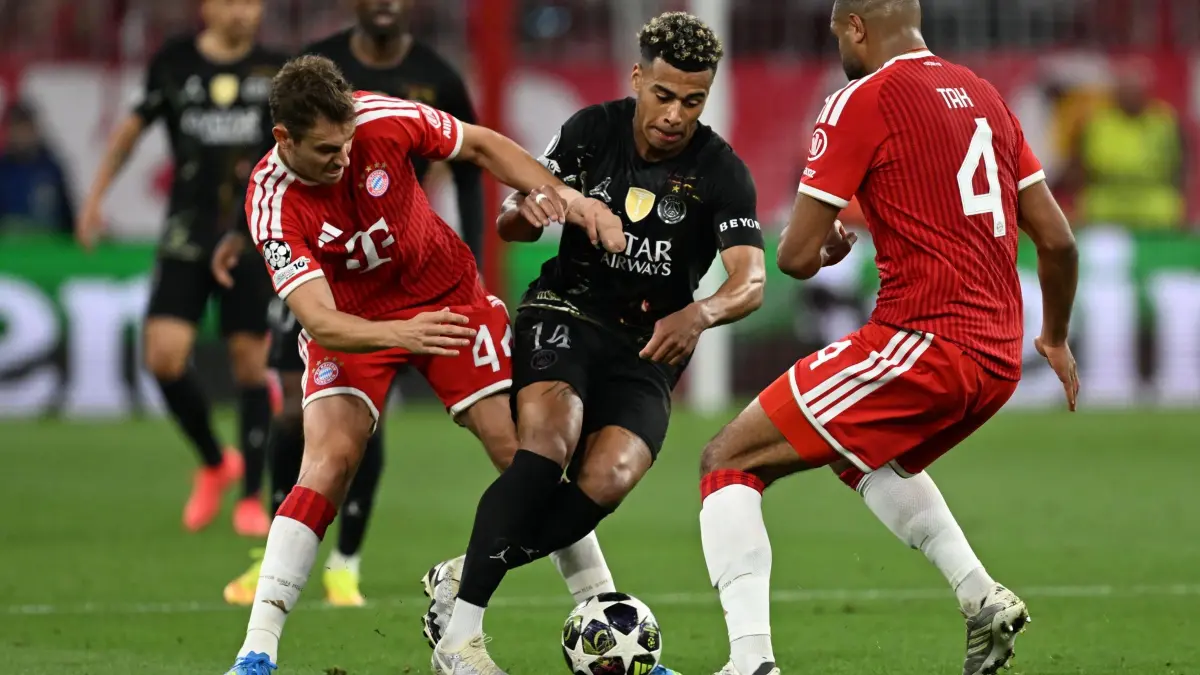 Bayern München - Paris Saint-Germain: 06.05.2026, Bayern, München: Fußball, Männer: Champions League, Bayern München - Paris Saint-Germain, K.o.-Runde, Halbfinale, Rückspiele, Allianz Arena, Josip Stanisic (l, Bayern München) und Jonathan Tah (Bayern München) in Aktion gegen Désiré Doué (Paris Saint-Germain). Foto: Sven Hoppe/dpa +++ dpa-Bildfunk +++