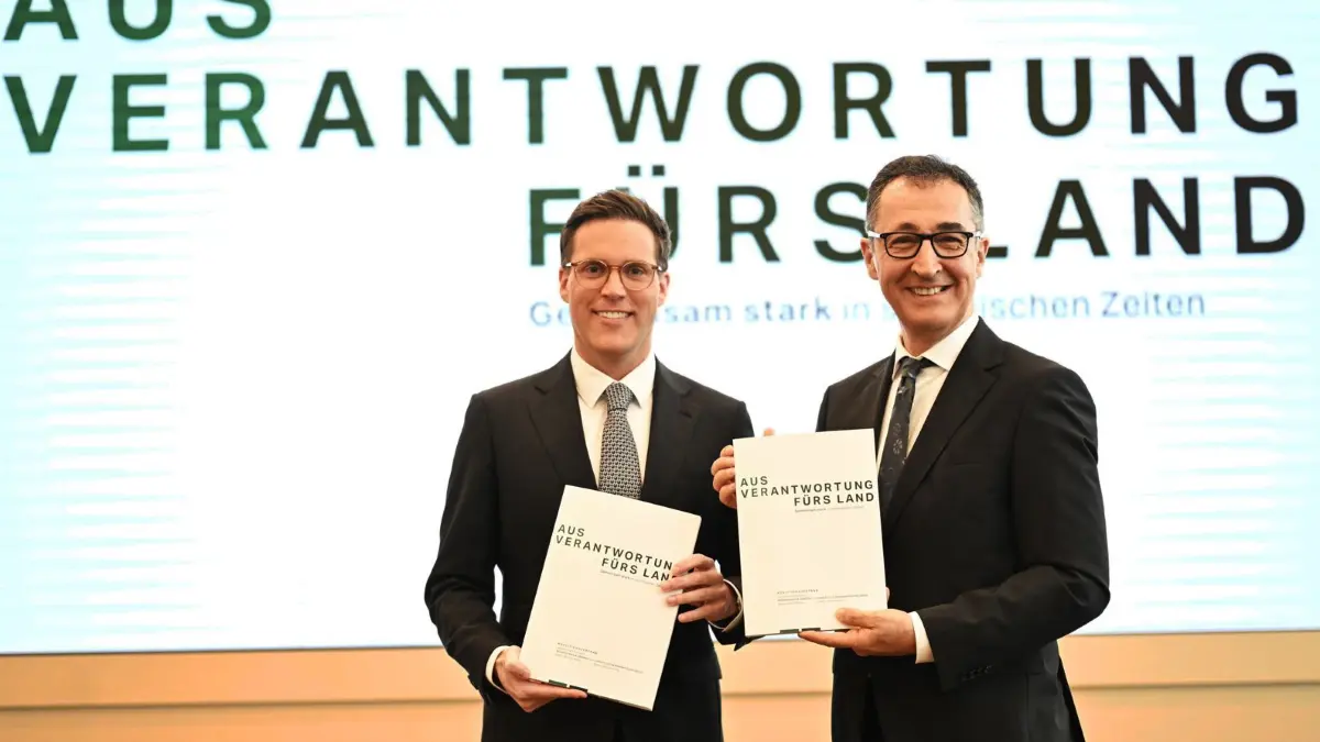 06.05.2026, Baden-Württemberg, Stuttgart: Cem Özdemir (r, Bündnis 90 / Die Grünen) und Manuel Hagel (CDU) nehmen in der Sparkassenakademie Baden-Württemberg an der Präsentation des Koalitionsvertrags von Grünen und CDU teil. Foto: Bernd Weißbrod/ +++ dpa-Bildfunk +++