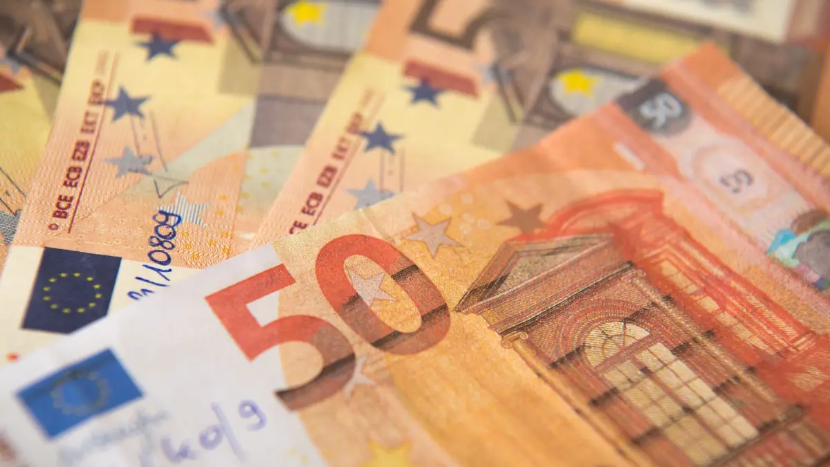 Gefälschte 50-Euro Banknoten liegen am 16.01.2018 in der Bundesbank in Frankfurt am Main (Hessen). Geldfälscher haben im vergangenen Jahr etwas mehr Euro-Blüten in Umlauf gebracht als 2016. (Zu dpa EZB: Zahl der gefälschten Euro-Scheine leicht gestiegen" vom 26.01.2018) Foto: Fabian Sommer/dpa +++ dpa-Bildfunk +++