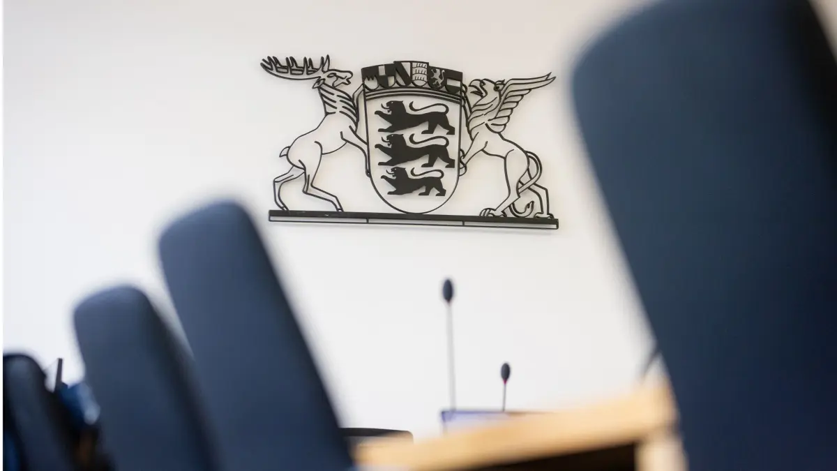 Stuttgart, Baden-Württemberg, 25.02.2026:
Vor dem Landgericht Stuttgart beginnt das nächste Verfahren im Klinikum-Skandal (Az. 20 KLs 111 Js 75296/23). Angeklagt sind Ex-Bürgermeister Werner Wölfle, Ex-Geschäftsführer Ralf-Michael Schmitz und der Ex-Ärztliche Direktor Jürgen Graf.
Im Bild: Gerichtssaal 153 mit dem Landeswappen
Notiz: No model release. Kein Einverständnis für Werbung, keine Weitergabe an Dritte.