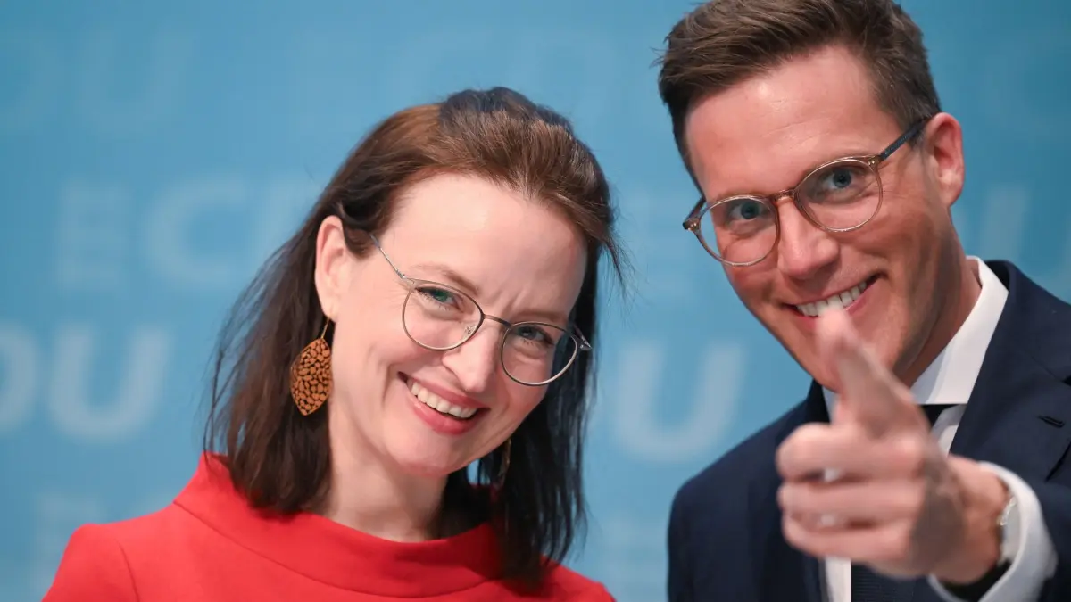 CDU Baden-Württemberg will Koalitionsvertrag beschließen: 09.05.2026, Baden-Württemberg, Korntal-Münchingen: Die CDU-Politikerin Ronja Kemmer (l), aufgenommen bei dem Landesparteitag der CDU Baden-Württemberg zusammen mit Manuel Hagel, Landesvorsitzender der CDU Baden-Württemberg. Sie soll Chief Digital Officer des Landes Baden-Württemberg werden. Foto: Bernd Weißbrod/dpa +++ dpa-Bildfunk +++