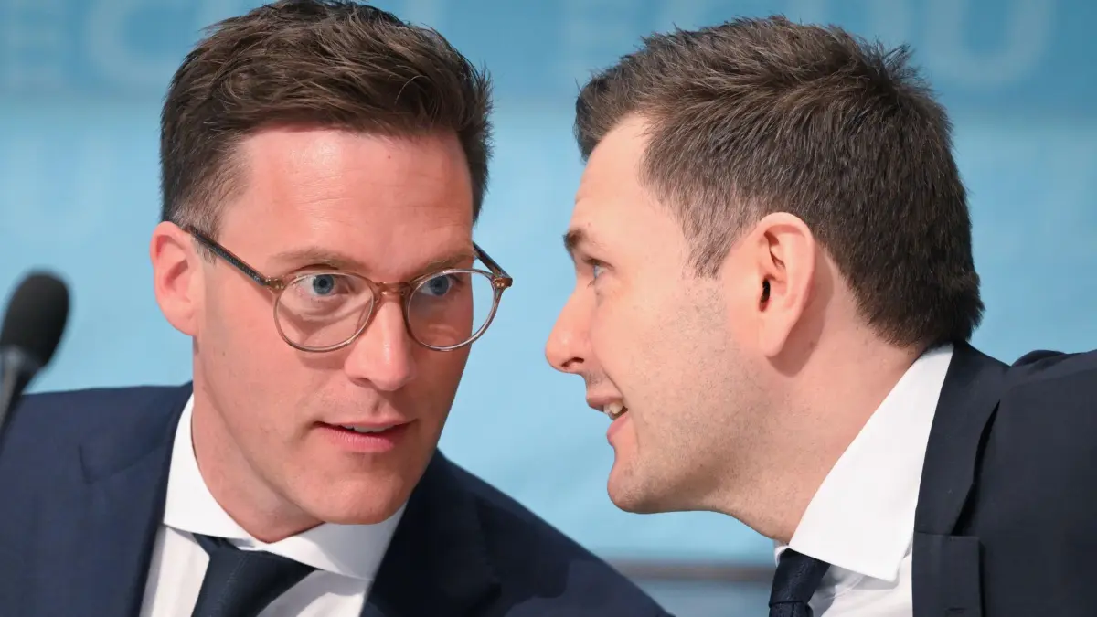 CDU Baden-Württemberg will Koalitionsvertrag beschließen: 09.05.2026, Baden-Württemberg, Korntal-Münchingen: Manuel Hagel (l), Landesvorsitzender der CDU in Baden-Württemberg, und Tobias Vogt, der neue Fraktionsvorsitzende der CDU-Fraktion im Landtag von Baden-Württemberg, unterhalten sich vor dem Landesparteitag der CDU Baden-Württemberg. Die Partei will bei dem Parteitag den neuen Koalitionsvertrag beschließen. Foto: Bernd Weißbrod/dpa +++ dpa-Bildfunk +++