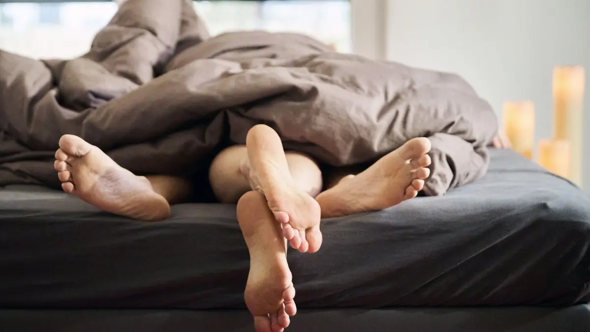 Frau und ein Mann liegen eng umschlungen in einem Bett: ILLUSTRATION - Offen für Intimität und Zweisamkeit: Aromantisch heißt nicht automatisch asexuell. (zu dpa: «Bin ich aromantisch? Psychologe verrät, wie man es erkennt») Foto: Annette Riedl/dpa/dpa-tmn - Honorarfrei nur für Bezieher des dpa-Themendienstes +++ dpa-Themendienst +++