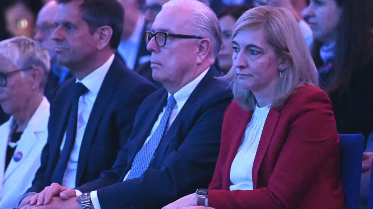 130. Deutscher Ärztetag: 12.05.2026, Niedersachsen, Hannover: Olaf Lies (l-r, SPD), Ministerpräsident Niedersachsen, Klaus Reinhardt, Präsident der Bundesärztekammer, Bundesgesundheitsministerin Nina Warken (CDU) sitzen zu Beginn des 130. Deutschen Ärztetages im Hannover Congress Centrum HCC. Foto: Julian Stratenschulte/dpa +++ dpa-Bildfunk +++