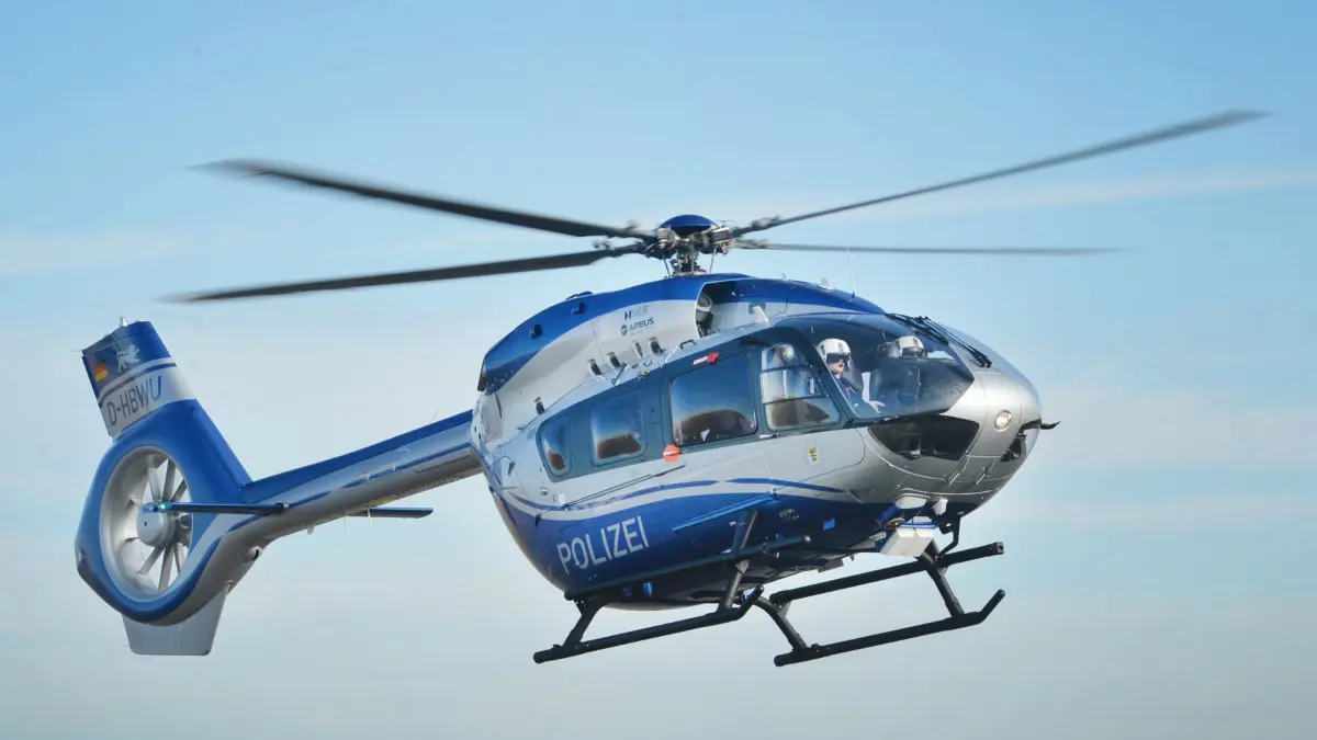 ARCHIV - Der neue Airbus-Polizeihubschrauber des Typs H 145 fliegt am 08.01.2016 über den Flughafen in Stuttgart (Baden-Württemberg). NRW-Innenminister Jäger (SPD) übergibt am MIttwoch den ersten von sechs neuen Airbus-Hubschraubern an die Polizeifliegerstaffel. Foto: Franziska Kraufmann/dpa +++(c) dpa - Bildfunk+++